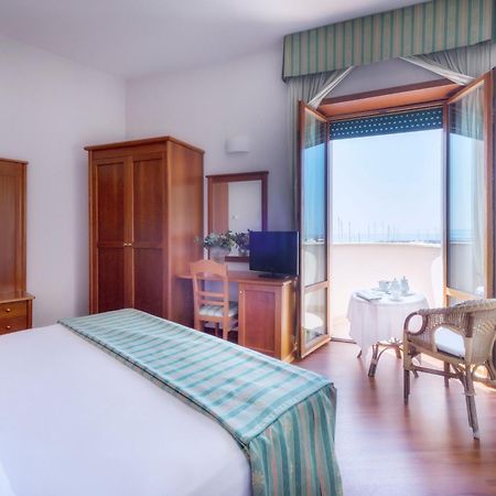 Astura Palace Hotel Nettuno Bagian luar foto